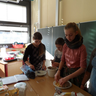 cakepops1 Montessori-Schulzentrum Leipzig - Neuigkeiten - Mit Häubchen und Glasur